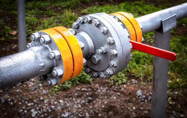 Pipeline with control valve for crude oil