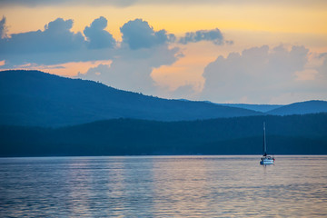 Fototapeta na wymiar yacht on the lake in the evening