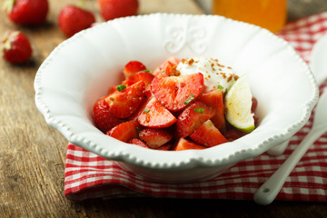 Strawberry salad with cream sauce