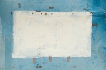 青と白のペンキで塗装された壁