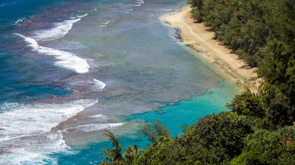 Obraz premium Close up of Kee beach at the north end of Na Pali Coast, seen from Kalalau trail, Kauai, Hawaii.