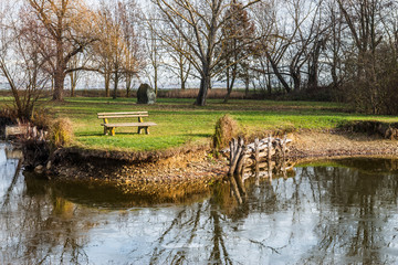 Parkbank mit Teich im Dezember / Burgenland (A)