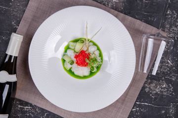 гребешок с красной икрой, огурцом и белым вином © lenakorzh