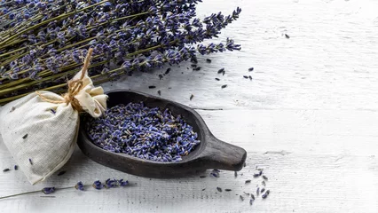 Crédence de cuisine en verre imprimé Lavande Dried lavender bunch and sachet filled with dried flowers