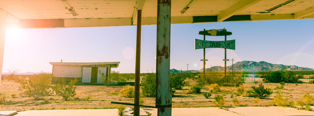 Station-service et restaurant abandonnés sur la route 66 en Californie, effet de couleur vintage sun flare