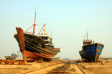Fototapeta premium fishing boats waiting for repair
