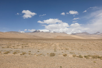Fototapeta na wymiar Desert-like landscape along the famous Pamir Highway in Tajikistan