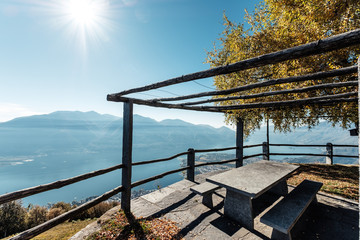 Hüttenterasse am Cimetta über Locarno und Ascona am Lago Maggiore, Tessin, Schweiz.