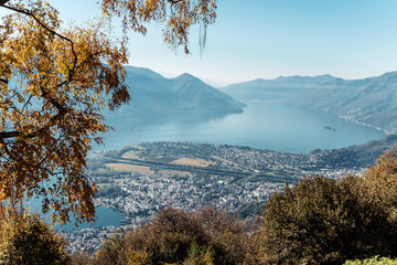 Aussicht vom Berg Cimetta über Locarno, Ascona am Lago Maggiore, Tessin, Schweiz.