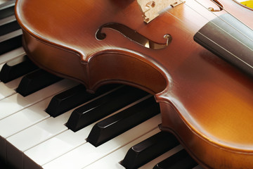 Piano keyboard with violin,top view