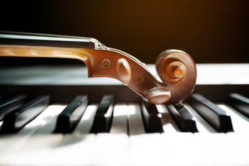 Piano keyboard with violin,top view