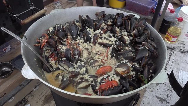 4K Cooking mussels and craw fish with rice
