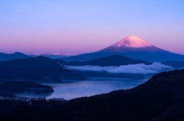 富士山と芦ノ湖の朝焼け