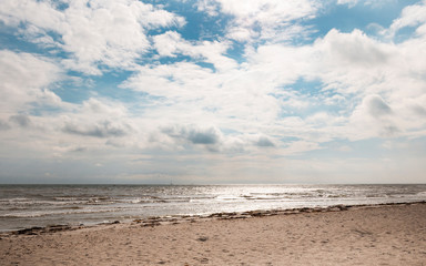 Fototapeta na wymiar Greena ( Dänemark ) - Ostsee Strand mit Wolken und Wellen