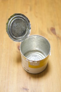 蓋の空いた缶詰