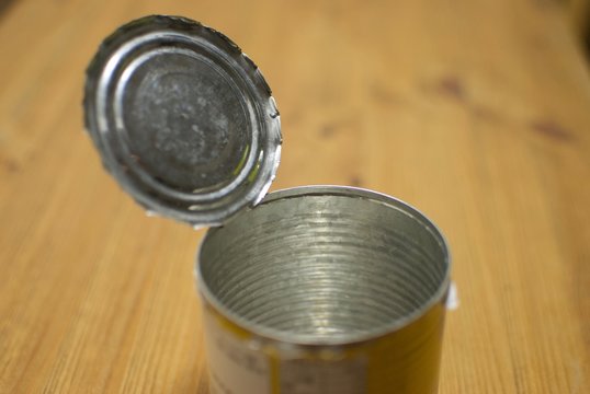 蓋の空いた缶詰