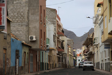 Fototapeta na wymiar ulica budynki i auta w jednym z miast na wyspach zielonego przylądka