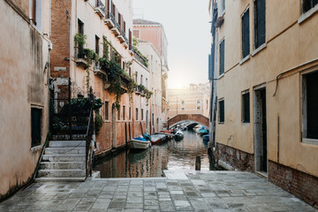 Fototapeta na wymiar Blick in Venedig auf die Wasser Straßen bei Sonnenuntergang