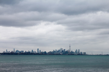 Naklejka premium jezioro w sztormowej pogodzie