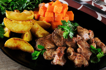 Chicken liver with vegetables