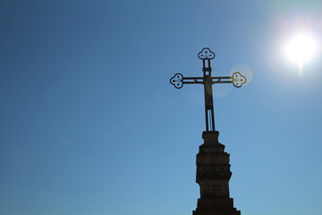 Fototapeta na wymiar Litermont Gipfelkreuz im Saarland in der Sonne