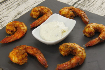 Crevettes tandoori sur une ardoise