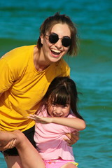 Fototapeta na wymiar девочки радуются на берегу моря.