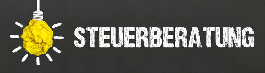 Steuerberatung / Glühbirne auf Tafel