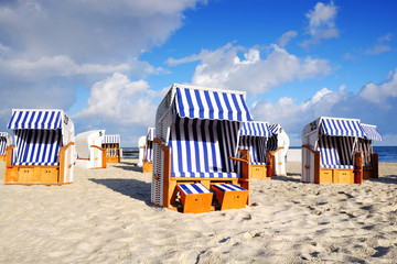 Plażowe kosze na morskim wybrzeżu w letni słoneczny dzień, Kołobrzeg Polska. - obrazy, fototapety, plakaty