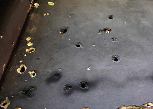 Betonwand mit Einschussl&ouml;chern vom H&auml;userkampf