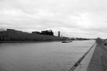 Le canal Albert en noir et blanc