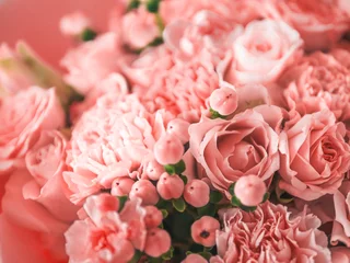 Schöner Blumenstrauß mit Rosen, Dianthus, Hypericum, Nelke in der Farbe des Jahres 2019 Living Coral Konzept. Trendige Farbe Living Coral in Blumen, Hochzeitsstrauß. Flacher DOF. © fascinadora