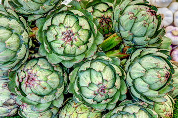 Obraz premium Artichokes in a farmer's market stall
