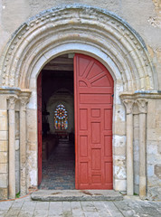 Fototapeta na wymiar portail de l'église Saint-Germain de La Ferté-Loupière, monument historique du XIIe siècle