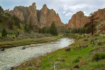 The Crooked River runs between dramatic rock formations in Smith Rock State Park, Oregon, USA
