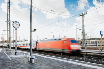 Naklejka premium Zug fährt in den Bahnhof ein 