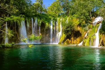 Abwaschbare Fototapete Waldfluss Beautiful waterfall in Plitvice Lakes National Park. Croatia