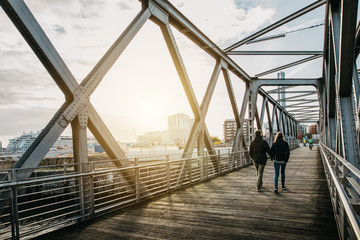 Pärchen spaziert über eine Brücke in Hamburg HafenCity