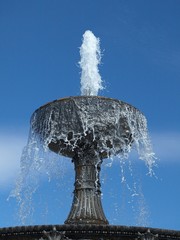 Sprudelnder Springbrunnen am Schlossplatz in Stuttgart 