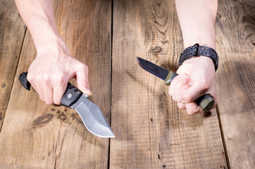 Two knives in hand. Attack with two knives.