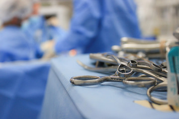 Material quirúrgico en quirófano con doctores trabajando