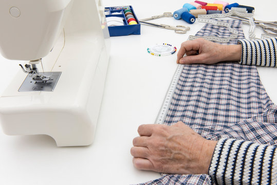 La costurera mide la manga de la camisa