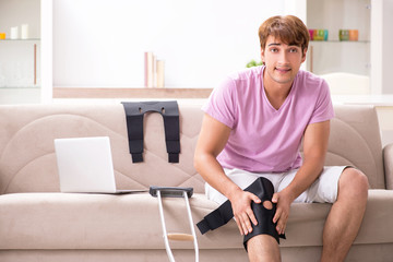 Obraz premium Injured man recovering at home from sports injury