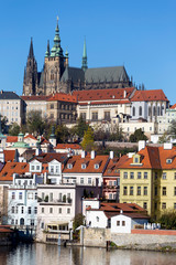 Fototapeta premium Kolorowa jesień Praga gothic kasztel i Charles most z Lesser Town w słonecznym dniu, republika czech