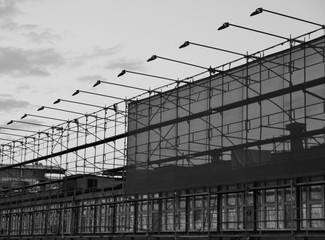 Obraz premium Großes Geschäftsgebäude in Schwarz-weiß in Warschau