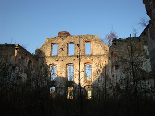 Ruiny Kościoła i nowe życie