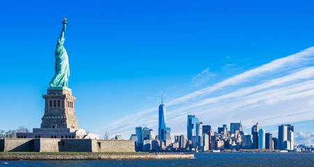 ニューヨーク　自由の女神とマンハッタンの摩天楼