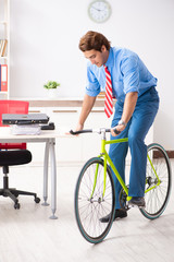 Obraz premium Young businessman using bike to commute to the office