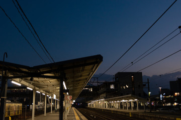 夕暮れの鉄道駅