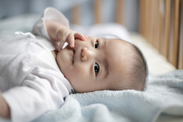 こっちを見ている赤ちゃん